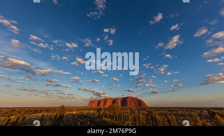 Outback, Australien - 12. November 2022: Sonnenaufgang am Majestic Uluru oder Ayers Rock im Northern Territory, Australien. Der rote Felsen im Outback Stockfoto