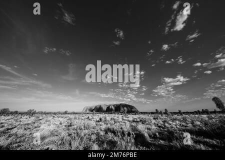 Outback, Australien - 12. November 2022: Sonnenaufgang am Majestic Uluru oder Ayers Rock im Northern Territory, Australien. Der rote Felsen im Outback Stockfoto