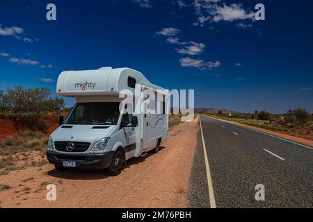 Outback, Australien - 12. November 2022: Wohnmobil auf Roadtrip. Leute auf Reisen Urlaubsabenteuer. Touristen im Mietwagen Wohnmobil Road Trip Stockfoto