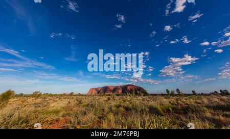 Outback, Australien - 12. November 2022: Sonnenaufgang am Majestic Uluru oder Ayers Rock im Northern Territory, Australien. Der rote Felsen im Outback Stockfoto