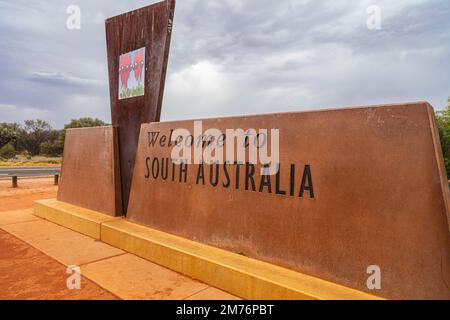 Outback, Australien - 12. November 2022: Südaustralien-Schild an der Grenze zum nördlichen Territorium. Willkommensschild nördliches Territorium australien. Der Borde Stockfoto