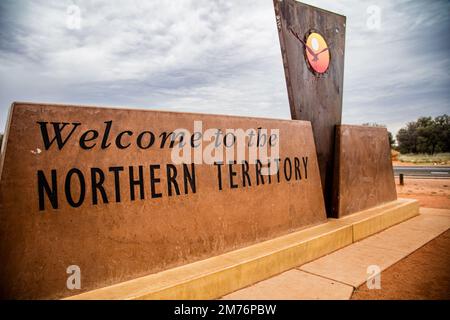 Outback, Australien - 12. November 2022: Schild für nördliches Territorium an der Grenze nach Südaustralien. Willkommensschild nördliches Territorium australien. Der Borde Stockfoto