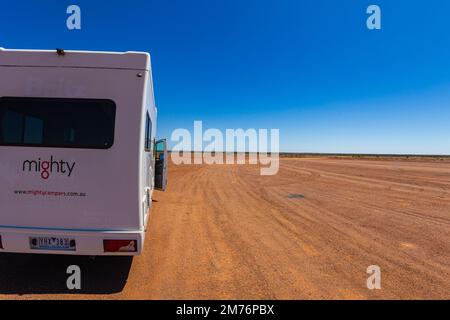 Outback, Australien - 12. November 2022: Wohnmobil auf Roadtrip. Leute auf Reisen Urlaubsabenteuer. Touristen im Mietwagen Wohnmobil Road Trip Stockfoto