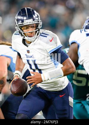 Jacksonville, Florida, USA. 7. Januar 2023. Tennessee Titans Quarterback Joshua Dobbs (11) während eines Spiels gegen die Jacksonville Jaguars in Jacksonville, FL. Romeo T Guzman/CSM/Alamy Live News Stockfoto