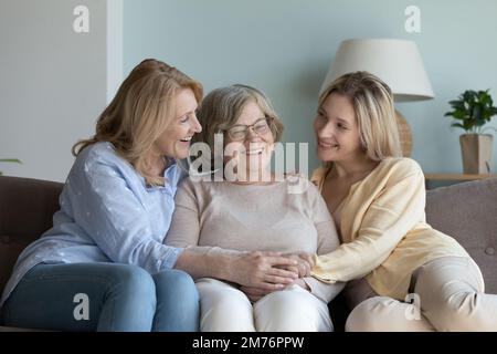 seniormutter und junge Erwachsene Tochter besuchen ältere Seniorengroßmutter Stockfoto