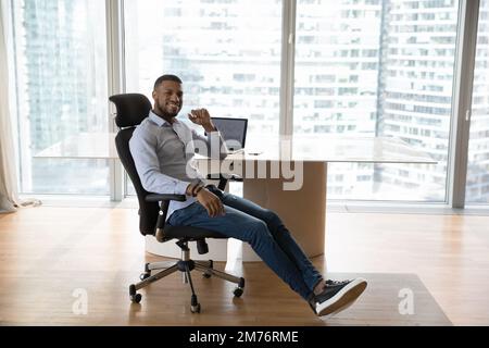 Afrikanischer Geschäftsmann, Vertriebsleiter, Finanzanalytiker posieren am Arbeitsplatz Stockfoto