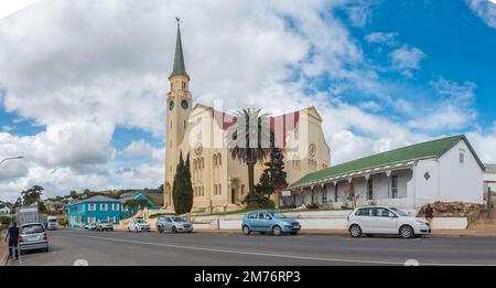 Napier, Südafrika - 23. September 2022: Eine Straßenszene in Napier in der Provinz Westkap. Die niederländische Reformkirche und die Shiloh Mutter und Baby C. Stockfoto