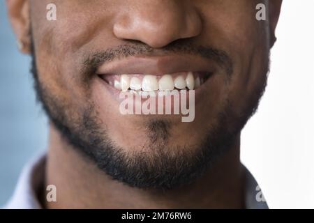 Nahaufnahme des unteren Gesichts eines lächelnden Afrikaners Stockfoto