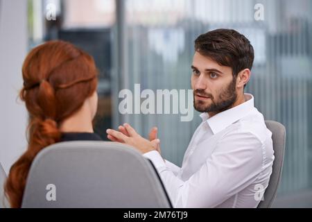 Diskussion neuer Geschäftsstrategien. Zwei Arbeitskollegen, die ein Meeting in einem Büro abhalten. Stockfoto