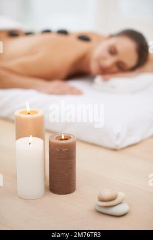 Totale ruhige Entspannung. Eine wunderschöne junge Frau, die eine Hot-Stone-Massage genießt. Stockfoto