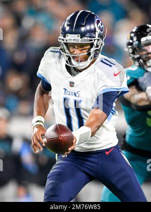 Jacksonville, Florida, USA. 7. Januar 2023. Tennessee Titans Quarterback Joshua Dobbs (11) während eines Spiels gegen die Jacksonville Jaguars in Jacksonville, FL. Romeo T Guzman/CSM/Alamy Live News Stockfoto