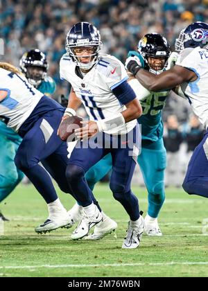 Jacksonville, Florida, USA. 7. Januar 2023. Tennessee Titans Quarterback Joshua Dobbs (11) während eines Spiels gegen die Jacksonville Jaguars in Jacksonville, FL. Romeo T Guzman/CSM/Alamy Live News Stockfoto