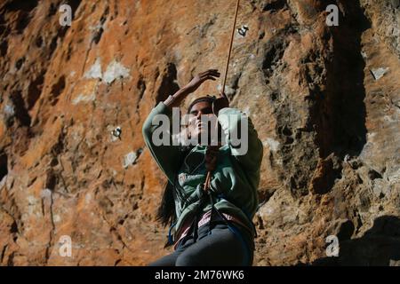 Kathmandu, Nepal. 07. Januar 2023. Eine sehbehinderte Frau versucht, die Spitze zu erreichen, während sie zum ersten Mal in Nepal für die Blinden, organisiert von Guffy Monkey und Blind Rocks am Stadtrand von Kathmandu, klettert. (Foto: Skanda Gautam/SOPA Images/Sipa USA) Guthaben: SIPA USA/Alamy Live News Stockfoto