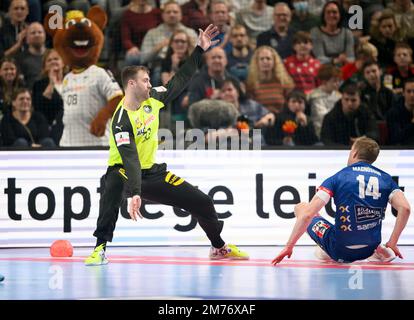 Von links nach rechts Torwart Andreas WOLFF (GER), Omar Ingi MAGNUSSON (ISL), werfen, Action, Duels, Handball Laenderspiel der Men, Freundschaftsspiel, Deutschland (GER) - Island (ISL) 30:31, am 7. Januar 2023 in Bremen/Deutschland. Stockfoto