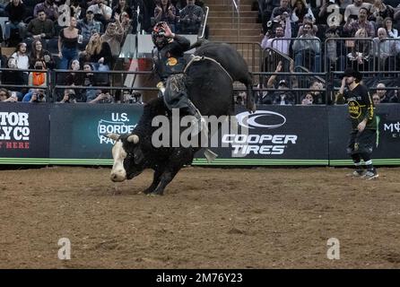New York, New York, USA. 7. Januar 2023. Professioneller Bullenreiter ANDREW ALVIDREZ aus Seminole, TX. „Big Mac“ beim jährlichen „Unleash the Beast“-Wettbewerb PBR Classic im Madison Square Garden in New York. Es gibt 40 Bullenreiter, die an der Veranstaltung teilnehmen. (Kreditbild: © Brian Branch Price/ZUMA Press Wire) Stockfoto