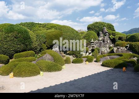 Die japanische Stadt Chiran in der Präfektur Kagoshima ist ein gut erhaltenes Samurai-Viertel mit Häusern und Zen-Felsgärten, die an Samurai-Residenzen angeschlossen sind Stockfoto