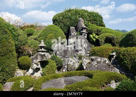 Die japanische Stadt Chiran in der Präfektur Kagoshima ist ein gut erhaltenes Samurai-Viertel mit Häusern und Zen-Felsgärten, die an Samurai-Residenzen angeschlossen sind Stockfoto