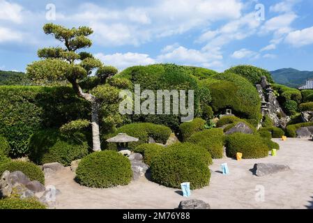 Die japanische Stadt Chiran in der Präfektur Kagoshima ist ein gut erhaltenes Samurai-Viertel mit Häusern und Zen-Felsgärten, die an Samurai-Residenzen angeschlossen sind Stockfoto