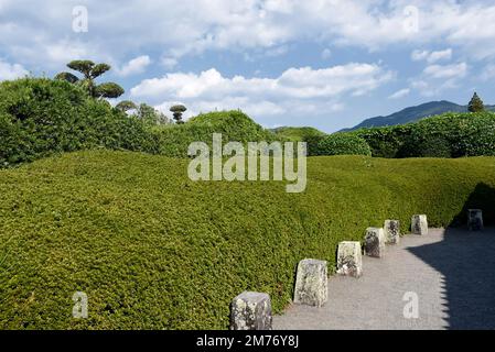 Die japanische Stadt Chiran in der Präfektur Kagoshima ist ein gut erhaltenes Samurai-Viertel mit Häusern und Zen-Felsgärten, die an Samurai-Residenzen angeschlossen sind Stockfoto