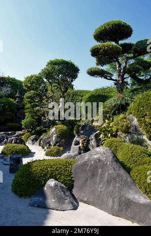 Die japanische Stadt Chiran in der Präfektur Kagoshima ist ein gut erhaltenes Samurai-Viertel mit Häusern und Zen-Felsgärten, die an Samurai-Residenzen angeschlossen sind Stockfoto