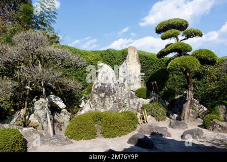 Die japanische Stadt Chiran in der Präfektur Kagoshima ist ein gut erhaltenes Samurai-Viertel mit Häusern und Zen-Felsgärten, die an Samurai-Residenzen angeschlossen sind Stockfoto