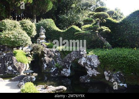 Die japanische Stadt Chiran in der Präfektur Kagoshima ist ein gut erhaltenes Samurai-Viertel mit Häusern und Zen-Felsgärten, die an Samurai-Residenzen angeschlossen sind Stockfoto