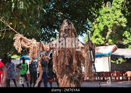 Kumpo-Tanz mit Masken in Senegal, Westafrika Stockfoto