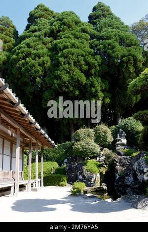 Die japanische Stadt Chiran in der Präfektur Kagoshima ist ein gut erhaltenes Samurai-Viertel mit Häusern und Zen-Felsgärten, die an Samurai-Residenzen angeschlossen sind Stockfoto