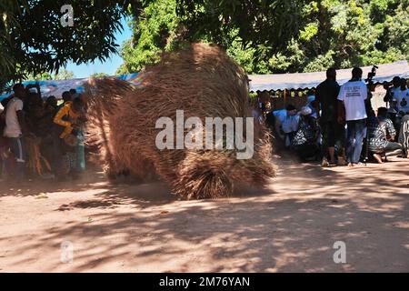 Kumpo-Tanz mit Masken in Senegal, Westafrika Stockfoto