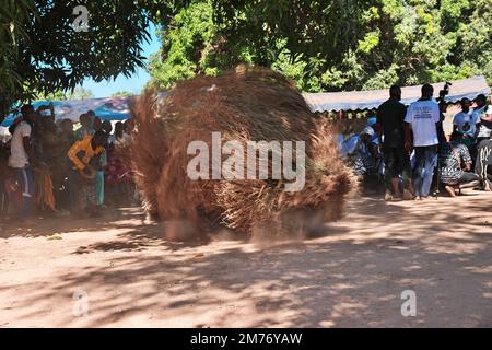 Kumpo-Tanz mit Masken in Senegal, Westafrika Stockfoto