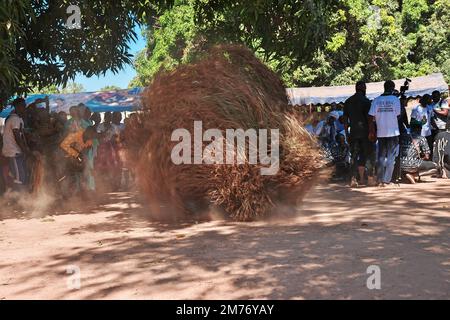 Kumpo-Tanz mit Masken in Senegal, Westafrika Stockfoto
