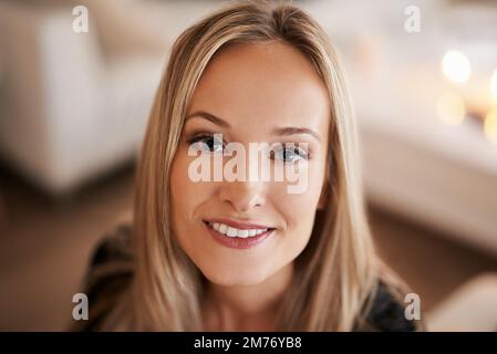 Zeit in meiner Gesellschaft zu verbringen. Porträt einer jungen Frau, die sich zu Hause entspannt. Stockfoto