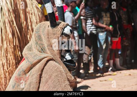 Kumpo-Tanz mit Masken in Senegal, Westafrika Stockfoto