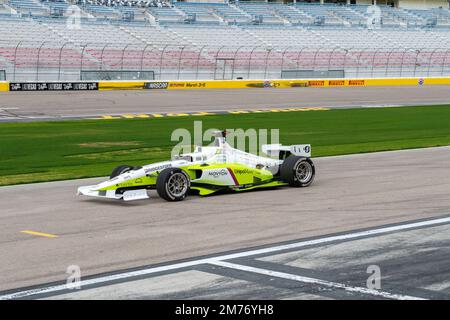 Las Vegas, USA. 07. Januar 2023. Bei einem Wettbewerb autonomer Rennwagen auf der Technologiemesse CES wird das Fahrzeug des Gewinnerteams Polimove von Forschern aus Italien und den USA auf die Rennstrecke gefahren. Kredit: Andrej Sokolow/dpa/Alamy Live News Stockfoto