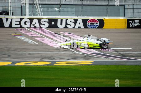 Las Vegas, USA. 07. Januar 2023. Bei einem Wettbewerb autonomer Rennwagen auf der Technologiemesse CES wird das Fahrzeug des Gewinnerteams Polimove von Forschern aus Italien und den USA auf der Rennstrecke gefahren. Kredit: Andrej Sokolow/dpa/Alamy Live News Stockfoto