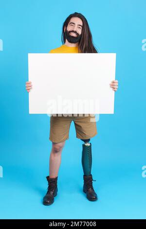 Mann mit Beinprothese, der ein weißes Poster hält Stockfoto