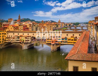 Stadtbild mit der berühmten Brücke Ponte Vecchio am Fluss Arno im Centro Storico, Florenz, Italien an einem bewölkten Tag Stockfoto