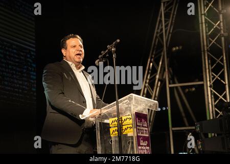 Israel. 07. Januar 2023. Ayman Odeh, Leiter der Hadash-Partei, hält eine Rede in Tel Aviv Protest. Tausende versammeln sich in Tel Aviv, um gegen Netanjahus rechtsextremen Regierungs- und Justizüberholung zu protestieren. Januar 07. 2023. (Foto: Matan Golan/Sipa USA). Kredit: SIPA USA/Alamy Live News Stockfoto