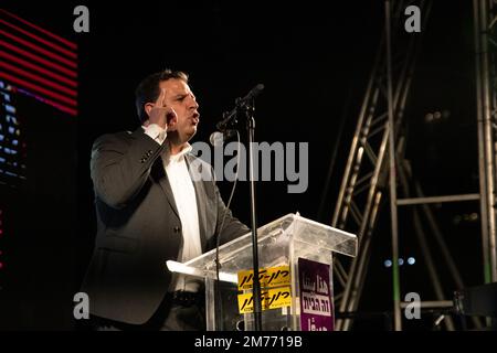 Israel. 07. Januar 2023. Ayman Odeh, Leiter der Hadash-Partei, hält eine Rede in Tel Aviv Protest. Tausende versammeln sich in Tel Aviv, um gegen Netanjahus rechtsextremen Regierungs- und Justizüberholung zu protestieren. Januar 07. 2023. (Foto: Matan Golan/Sipa USA). Kredit: SIPA USA/Alamy Live News Stockfoto