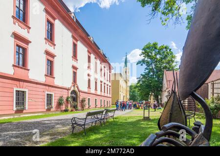 Kunin (Kunewald) : Schloss Kunin mit der Kirche der Heiligen Kreuzung in, Moravskoslezsky, Mährisch-Schlesische Region, Mährisch-Schlesisc Stockfoto