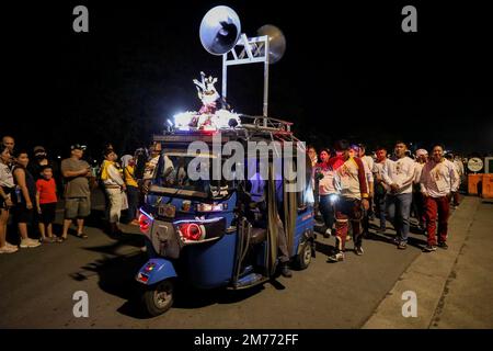 Manila, Philippinen. 8. Januar 2023. Philippinische katholische Anhänger nehmen an einer Prozession des Schwarzen Nazarenen zu Ehren seines Festtagstages in Manila, Philippinen, Teil. 8. Januar 2023. Tausende von Gläubigen zeigten ihre Hingabe zum Schwarzen Nazarenen auch ohne die traditionelle "˜Traslacion" oder die "große Prozession" als Teil des von der Regierung zur Verhinderung der Ausbreitung von COVID-19 festgelegten Protokolls über Sicherheit und Gesundheit. (Kreditbild: © Basilio Sepe/ZUMA Press Wire) Kredit: ZUMA Press, Inc./Alamy Live News Stockfoto