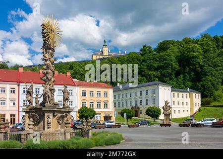 Fulnek: Komenskeho-Platz, Knurr-Palast, Mariensäule, Fulnek-Schloss in , Moravskoslezsky, Mährisch-Schlesische Region, C Stockfoto