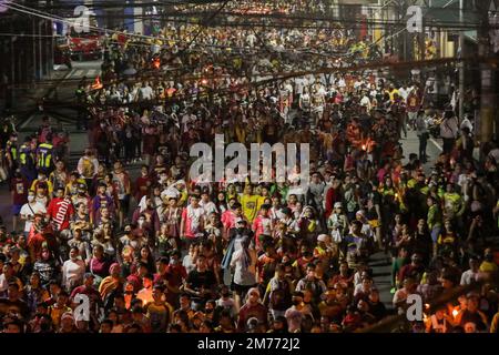 Manila, Philippinen. 8. Januar 2023. Philippinische katholische Anhänger nehmen an einer Prozession des Schwarzen Nazarenen Teil, um seinen Festtag in Manila, Philippinen, zu feiern. 8. Januar 2023. Tausende von Gläubigen zeigten ihre Hingabe zum Schwarzen Nazarenen auch ohne die traditionelle "˜Traslacion" oder die "große Prozession" als Teil des von der Regierung zur Verhinderung der Ausbreitung von COVID-19 festgelegten Protokolls über Sicherheit und Gesundheit. (Kreditbild: © Basilio Sepe/ZUMA Press Wire) Kredit: ZUMA Press, Inc./Alamy Live News Stockfoto