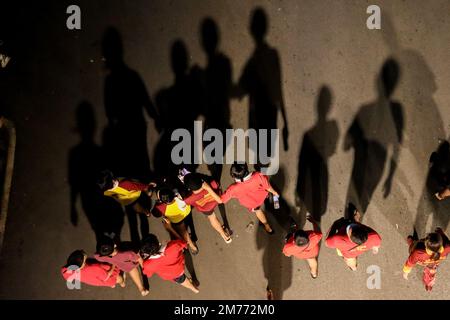 Manila, Philippinen. 8. Januar 2023. Philippinische katholische Anhänger nehmen an einer Prozession des Schwarzen Nazarenen Teil, um seinen Festtag in Manila, Philippinen, zu feiern. 8. Januar 2023. Tausende von Gläubigen zeigten ihre Hingabe zum Schwarzen Nazarenen auch ohne die traditionelle "˜Traslacion" oder die "große Prozession" als Teil des von der Regierung zur Verhinderung der Ausbreitung von COVID-19 festgelegten Protokolls über Sicherheit und Gesundheit. (Kreditbild: © Basilio Sepe/ZUMA Press Wire) Kredit: ZUMA Press, Inc./Alamy Live News Stockfoto