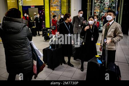 SCHIPHOL - Reisende aus China kommen am Flughafen Schiphol an. China lockert die Corona-Regeln für Reisende. Menschen, die nach China einreisen wollen, müssen nicht mehr unter Quarantäne gestellt werden. Reisende benötigen jetzt nur noch einen negativen Corona-Test, der bis zu 48 Stunden alt ist. ANP ROBIN UTRECHT niederlande raus - belgien raus Stockfoto