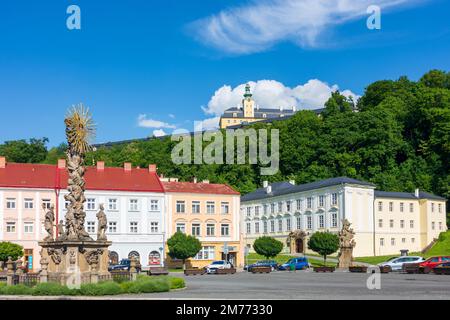 Fulnek: Komenskeho-Platz, Knurr-Palast, Mariensäule, Fulnek-Schloss in , Moravskoslezsky, Mährisch-Schlesische Region, C Stockfoto