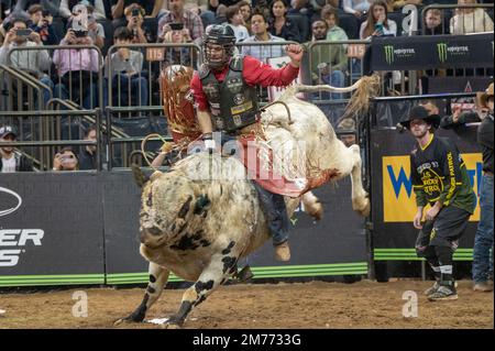 NEW YORK, NEW YORK - 07. JANUAR: Silvano Alves reitet in der zweiten Runde der Professional Bull Riders 2023 im Madison Square Garden am 7. Januar 2023 in New York City mit dem Shark Bait. Kredit: Ron Adar/Alamy Live News Stockfoto