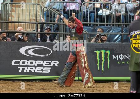 NEW YORK, NEW YORK - 07. JANUAR: Silvano Alves reitet in der zweiten Runde der Professional Bull Riders 2023 im Madison Square Garden am 7. Januar 2023 in New York City mit dem Shark Bait. Kredit: Ron Adar/Alamy Live News Stockfoto