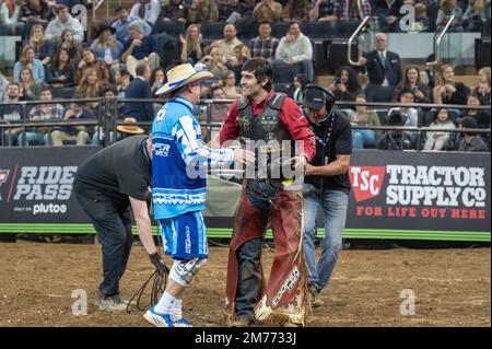 NEW YORK, NEW YORK - 07. JANUAR: Silvano Alves reitet in der zweiten Runde der Professional Bull Riders 2023 im Madison Square Garden am 7. Januar 2023 in New York City mit dem Shark Bait. Kredit: Ron Adar/Alamy Live News Stockfoto