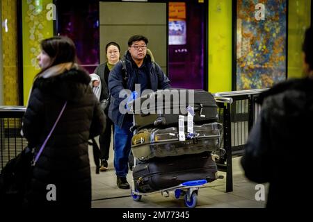 SCHIPHOL - Reisende aus China kommen am Flughafen Schiphol an. China lockert die Corona-Regeln für Reisende. Menschen, die nach China einreisen wollen, müssen nicht mehr unter Quarantäne gestellt werden. Reisende benötigen jetzt nur noch einen negativen Corona-Test, der bis zu 48 Stunden alt ist. ANP ROBIN UTRECHT niederlande raus - belgien raus Stockfoto